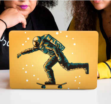 Adesivo per laptop cosmonauta che fa skateboard - TenStickers
