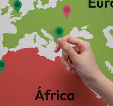 Vinilo pared salón mapamundi colorido viajes con nombre - TenVinilo