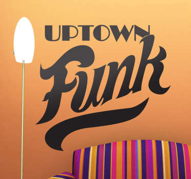 Adhesivo de texto con el título de una canción de Bruno Mars y Mark Ronson.Si eres fan del cantante norteamericano y de este hit de finales de 2014 hazte con este vinilo diseñado por tenvinilo.com y decora la superficie que desees.