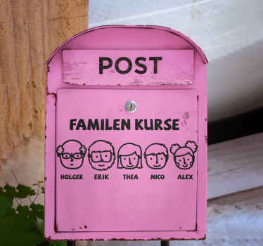 Postkasse med forælder og tre børn klistermærke - TenStickers