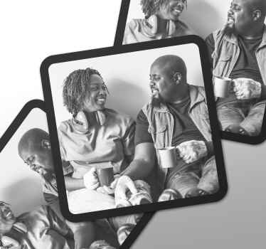 Vinilo persona pareja disfrutando de un café - TenVinilo