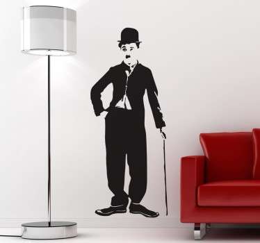 Adhesivo decorativo de Charles Chaplin posando con su bastón. Vinilo pared ideal para tu hogar, el que podrás decorar con un toque de humor y marcar la diferencia con las otras estancias o las casas de tus amigos.
