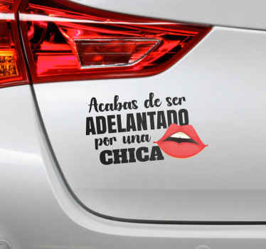 Vinilo coche adelantado por una chica - TenVinilo