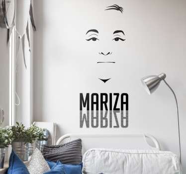 Vinil decorativo de uma das cantoras de Fado mais conhecidas de Portugal e internacionalmente. Adesivo de parede da fadista Mariza.