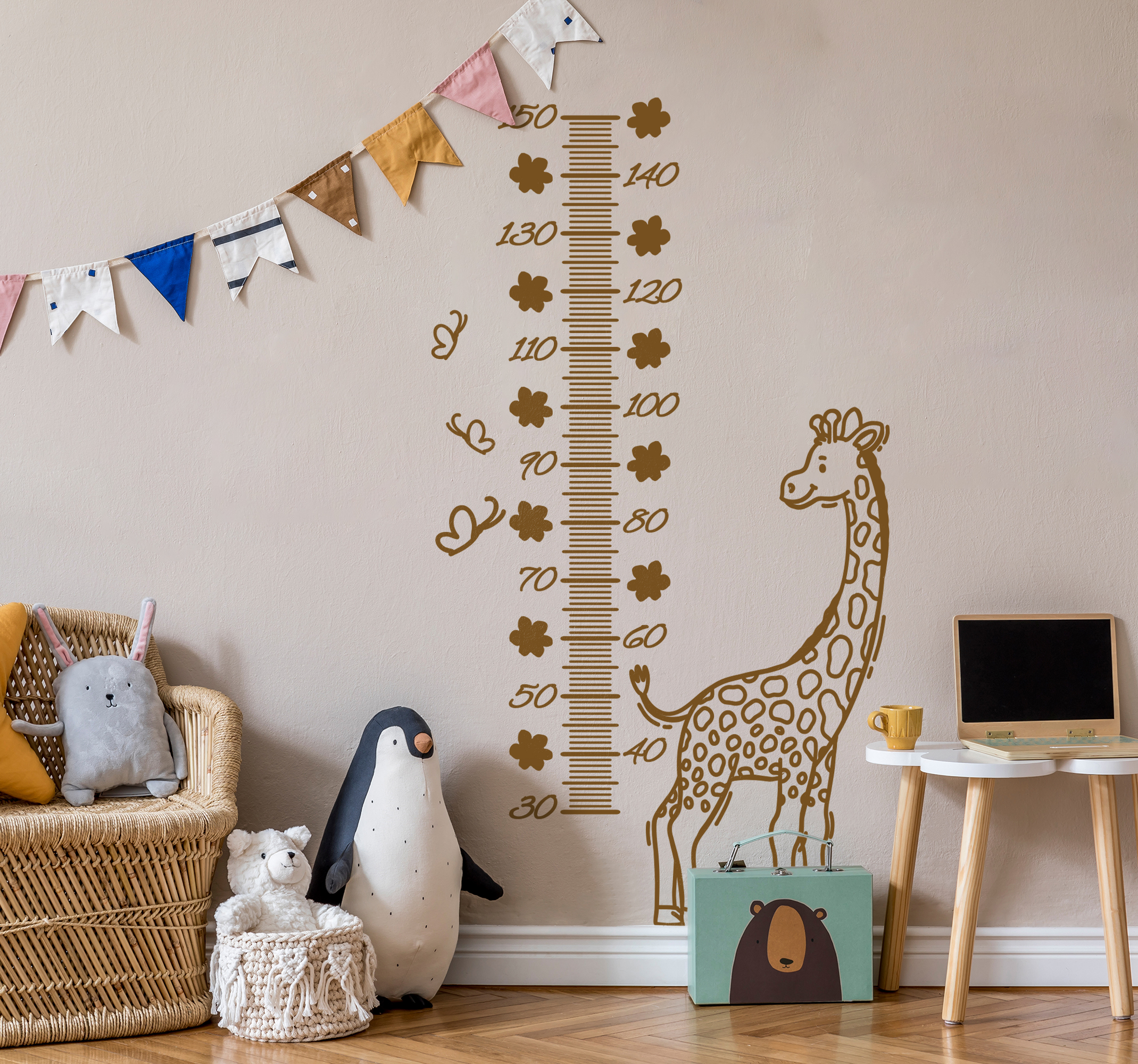 Tenstickers Lachende giraffe met bloemen muursticker groeimeter