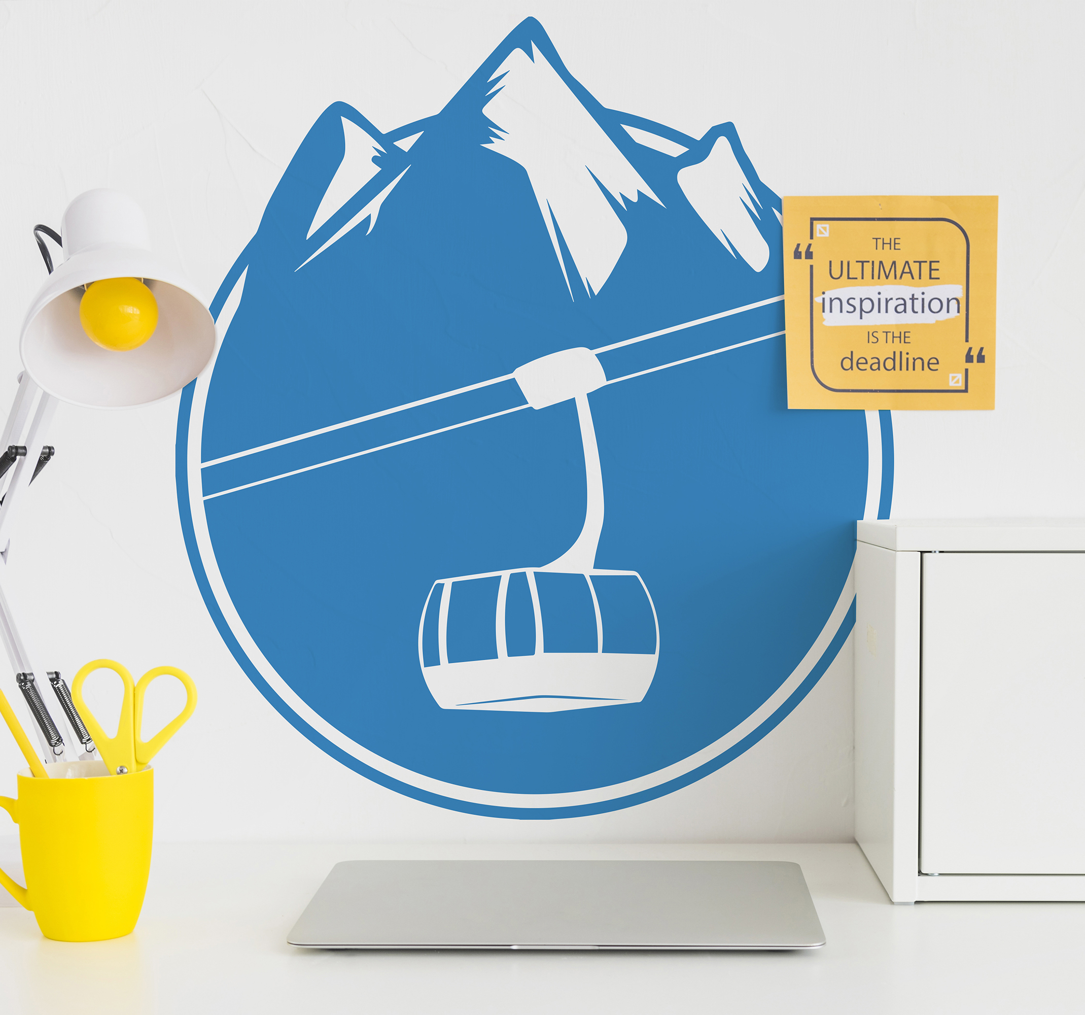 Tenstickers Skilift met bergwand decor