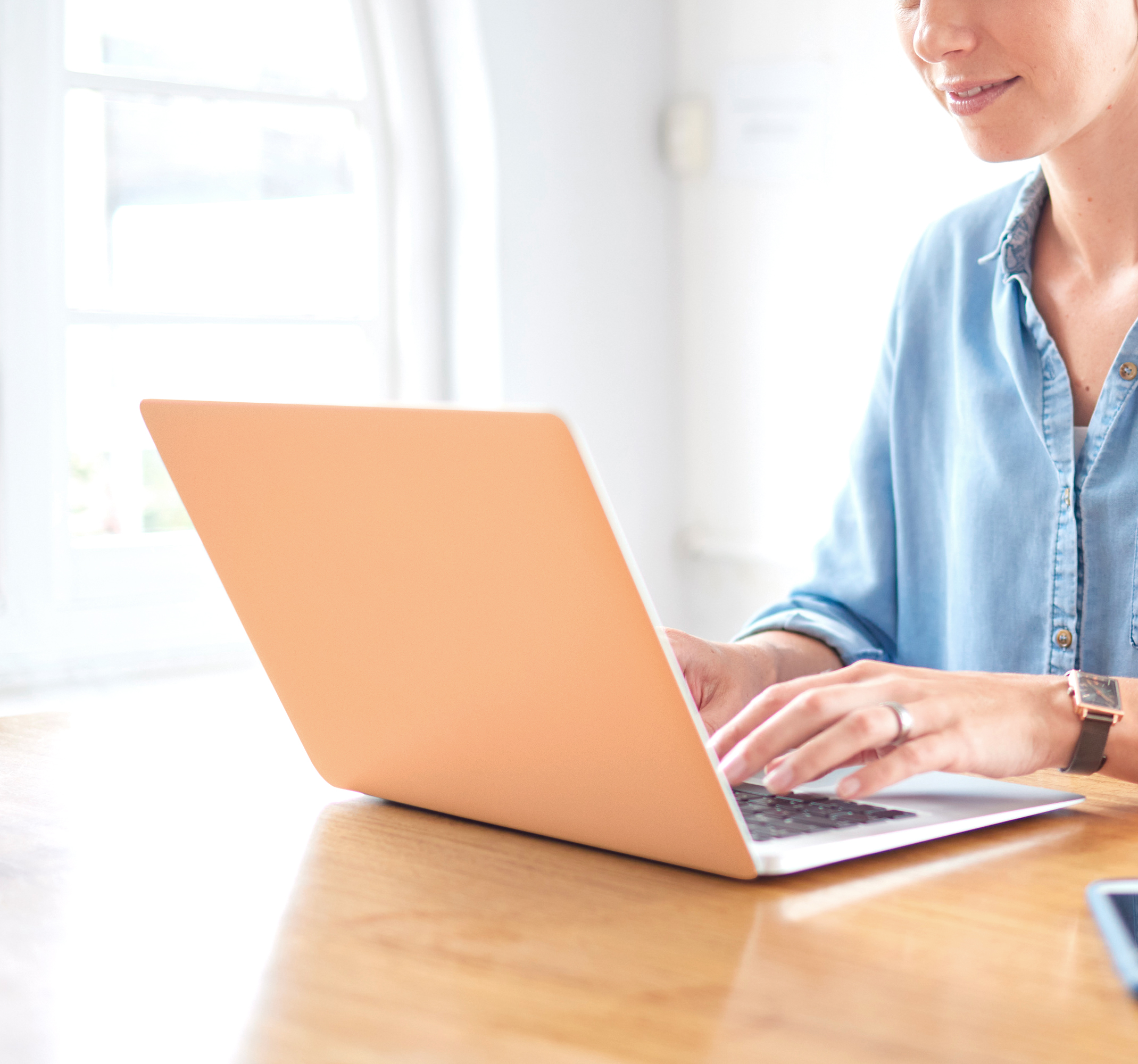 Laptop Folie der Farbe des Jahres 2024 Peach Fuzz