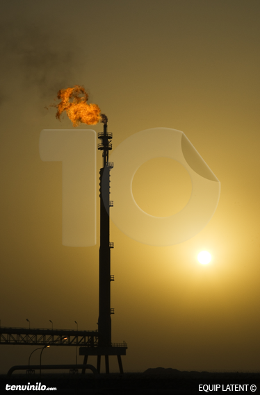 Fotomural vinílico de plataforma de petroleo TenStickers. Fotomural vinílico de plataforma de petroleo. Fotomural vinílico - plataforma de petróleo sob o sol. Característica ideal para decorar sua casa ou empresa. Fotografia de estudo latente.
