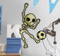 Autocolantes decorativos de Monstros Esqueleto de futebol TenStickers. Autocolantes decorativos de Monstros Esqueleto de futebol. Adicione um esqueleto e uma bola de futebol à sua parede com este fantástico vinis decorativos com tema esportivo, perfeito para o quarto das crianças!