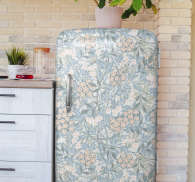 Vinil autocolante vintage para frigorífico Margaridas TenStickers. Vinil autocolante vintage para frigorífico Margaridas. Livre a sua cozinha de um visual chato, decorando o seu frigorífico com este autocolante decorativo floral vintage para frigorífico.