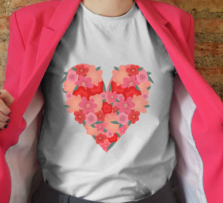 T-shirt cuore pieno di fiori