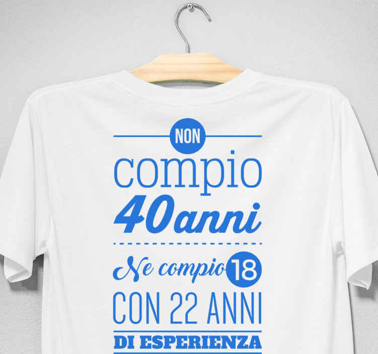 Didascalia con t-shirt anni