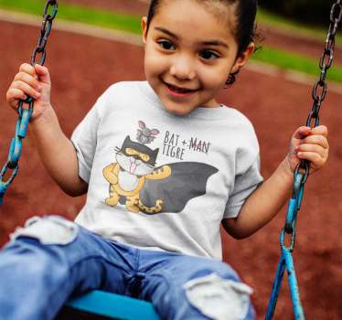 Divertida camiseta de super héroes simulando batman con un tigre, un diseño ideal para niños y niñas, con una ilustración divertida, bonita y original