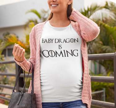 T-shirts drôles de mère pour les mères enthousiastes de la série de jeux du trône et qui sont enceintes. Le message sur ce t-shirt est "bébé dragon arrive".