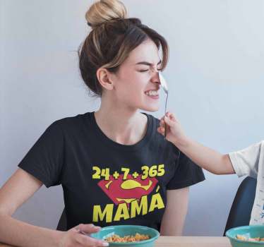 Camiseta super mamá para mostrar que eres madre siempre. No solo de día o las horas que estás con tus hijos. Madre no hay más que una.