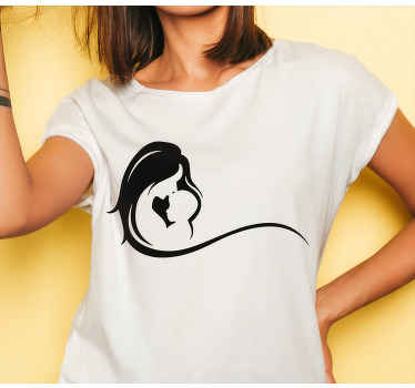 一位妈妈拿着他的婴儿母亲节衬衫 - TenStickers