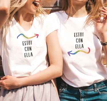 Camisetas parejas Estoy con ella flecha arcoiris - TenVinilo
