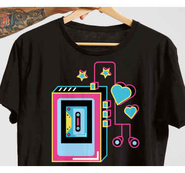 Pembe bir arka plan t-shirt üzerinde walkman illüstrasyonu - TenStickers