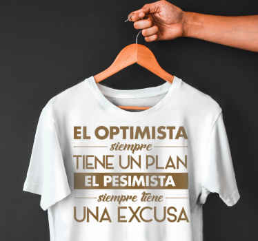 El optimista tiene un plan camiseta personalizada - TenVinilo