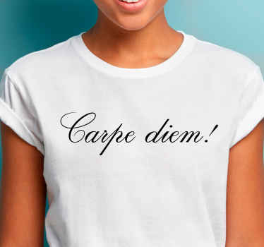 Carpe diem T-Shirt mit zartem, dünnem schriftzug - TenStickers