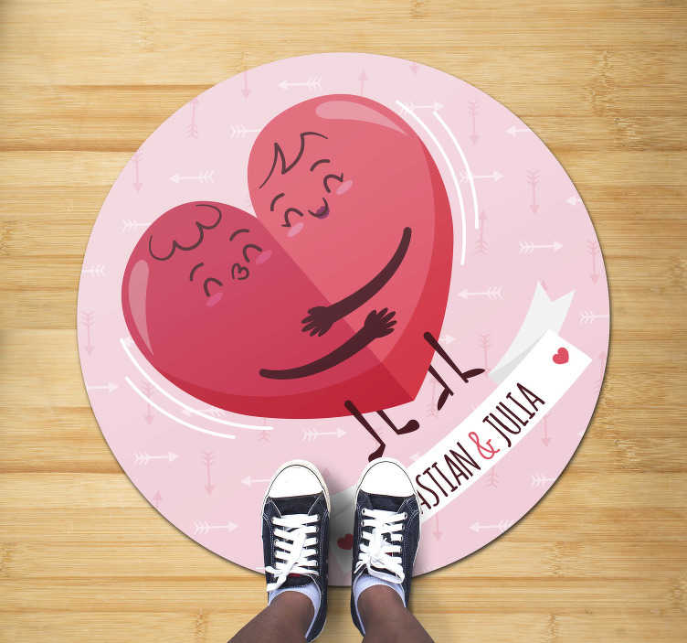 Tapis en vinyle personnalisé étreignant les coeurs