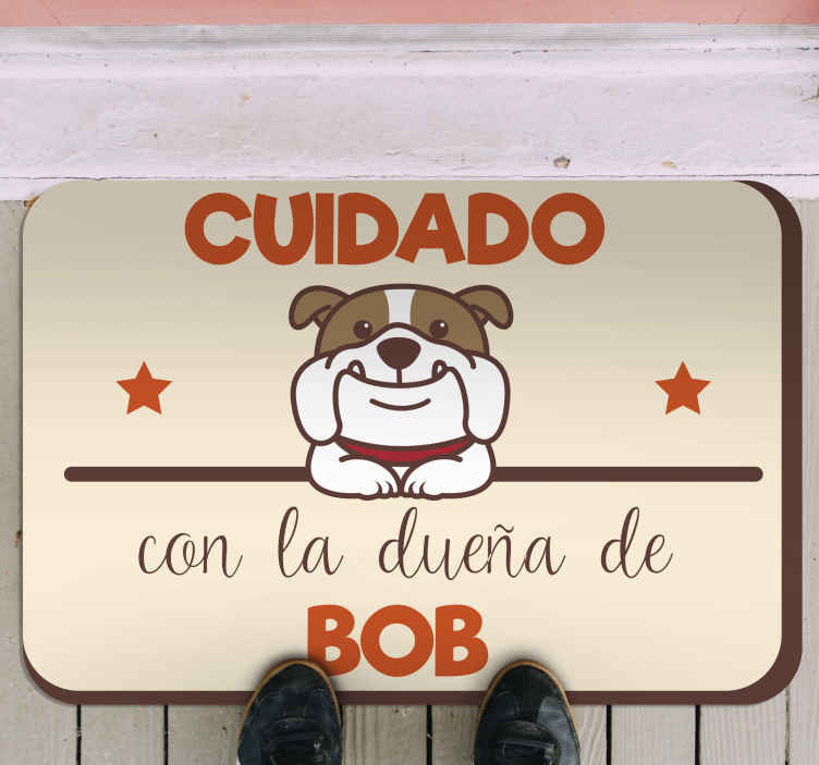 Alfombra vinílica con nombre Ten cuidado con el dueño del perro - TenVinilo
