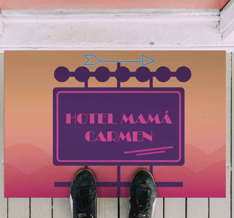 Alfombra vinílica con nombre Hotel de mamá - TenVinilo