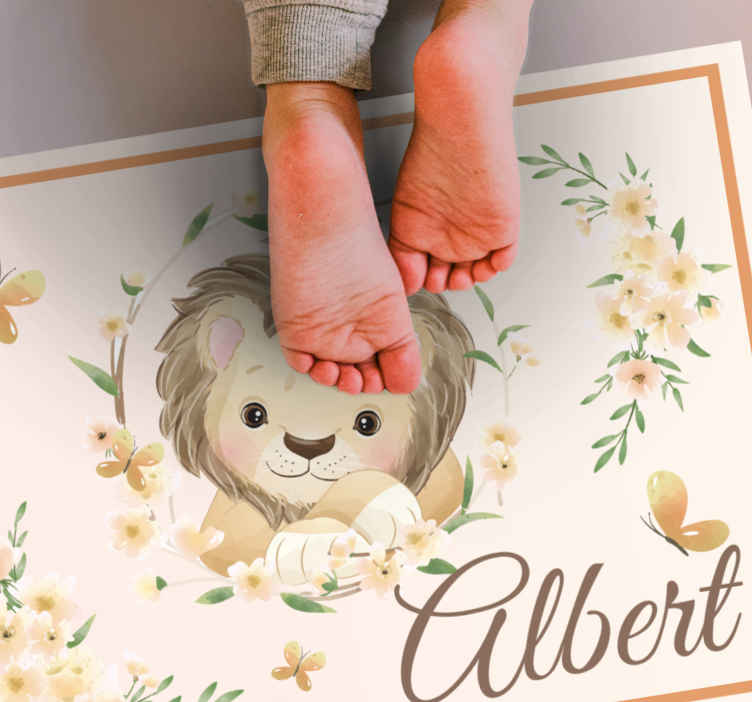 Alfombra vinílica infantil bebé león con nombre - TenVinilo