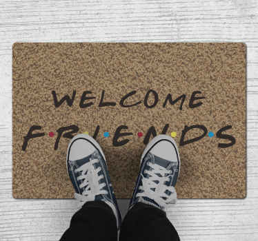 Bem-vindos amigos tapete personalizado para porta de entrada. Logotipo da série de tv de amigos em um plano de fundo texturizado marrom com texto de boas-vindas. Inscreva-se com 10% de desconto!