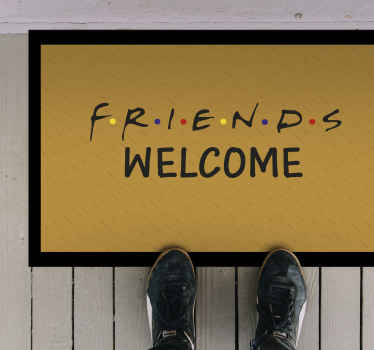 Amigos dão as boas-vindas a tapetes feitos sob medida. Fundo de mostarda com textura. Logotipo de amigos e o texto de boas-vindas. Obtenha com remessa imediata