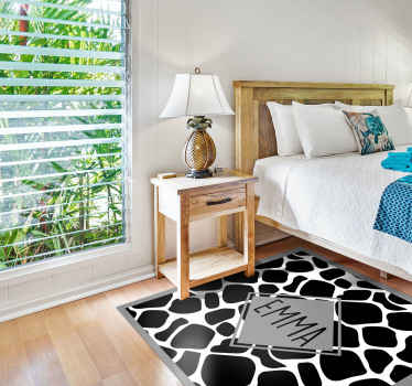 Fekete-fehér zsiráf névvel vinil szőnyeg tinik - TenStickers