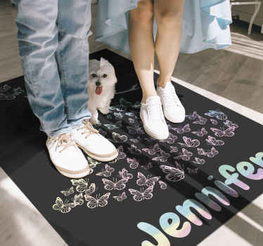 Vestido de borboleta com produtopersonalizado de tapete com nome personalizado. Digite o nome que você precisa no tapete e ele seria impresso da mesma forma que aparece aqui.