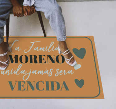 Alfombra vinílica con nombre Familia unida nunca será derrotada - TenVinilo