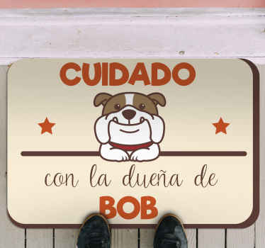 Alfombra vinílica con nombre Ten cuidado con el dueño del perro - TenVinilo