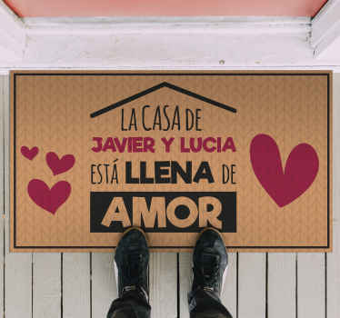 Alfombra vinílica con nombre Casa llena de amor - TenVinilo