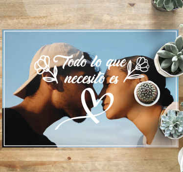 Alfombra vinílica con nombre Todo lo que necesito es una foto - TenVinilo