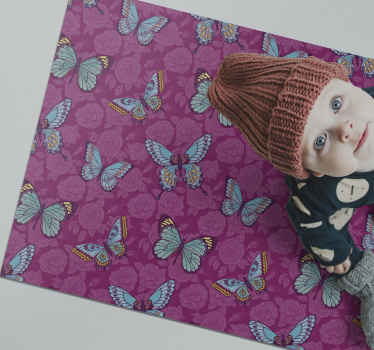 Alfombra vinílica bebé Mariposas volando y flores - TenVinilo