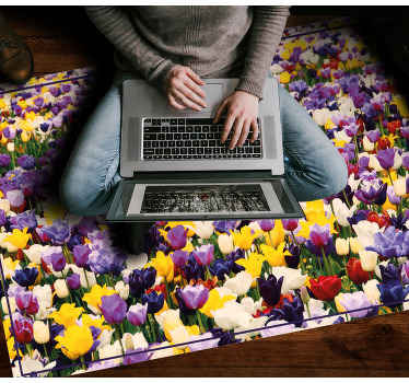 Több tulipán mezei virágszőnyegben - TenStickers