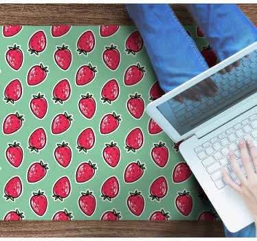 χρωματιστό μοτίβο φράουλας σε πράσινο χαλί δαπέδου - TenStickers