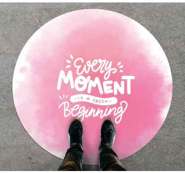 Alfombra vinílica frase cada momento que comienza - TenVinilo