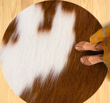 Smeđe bijelo kravlje krzno s teksturom kružni tepih - TenStickers