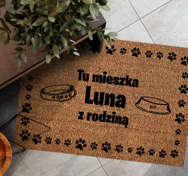 Dywan winylowy do przedpokoju Tu mieszka pies z rodziną - TenStickers