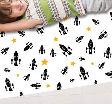 Gula stjärnor och svart rymdskeppsmönster - Tenstickers