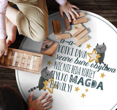 Dywan winylowy z imieniem „aaa, kotki dwa” - TenStickers