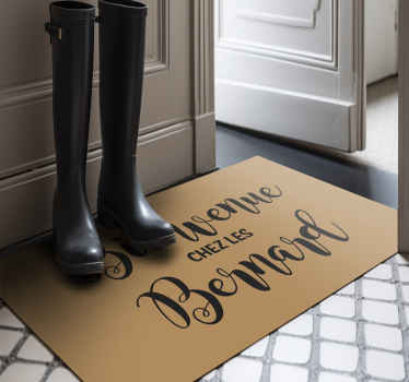 Tapis vinyle entrée bienvenue "Chez les" nom personnalisé - TenStickers