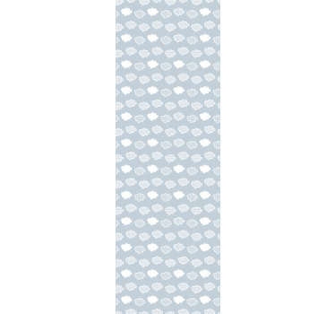 Belo papel de parede estampado composto por várias nuvens cinzas e brancas sobre um fundo azul pastel para sua sala de estar ou quarto de criança.