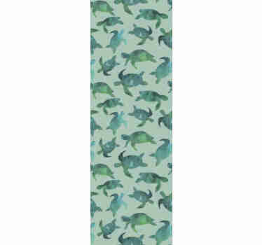 Decore a sua casa com este fantástico papel de parede de animais com um padrão de muitas tartarugas geométricas em tons de verde e azul.