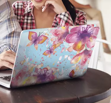 Naklejka na laptopa fioletowy motyl na niebieskim tle - TenStickers