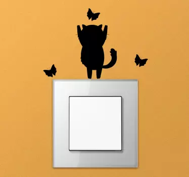 Stopcontact sticker Kat jaagt op vlinders - TenStickers