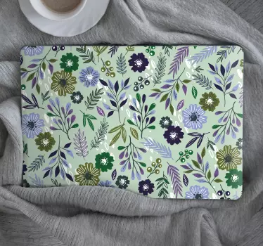 Naklejka na laptopa Fioletowe kwiaty z zielonym tłem - TenStickers